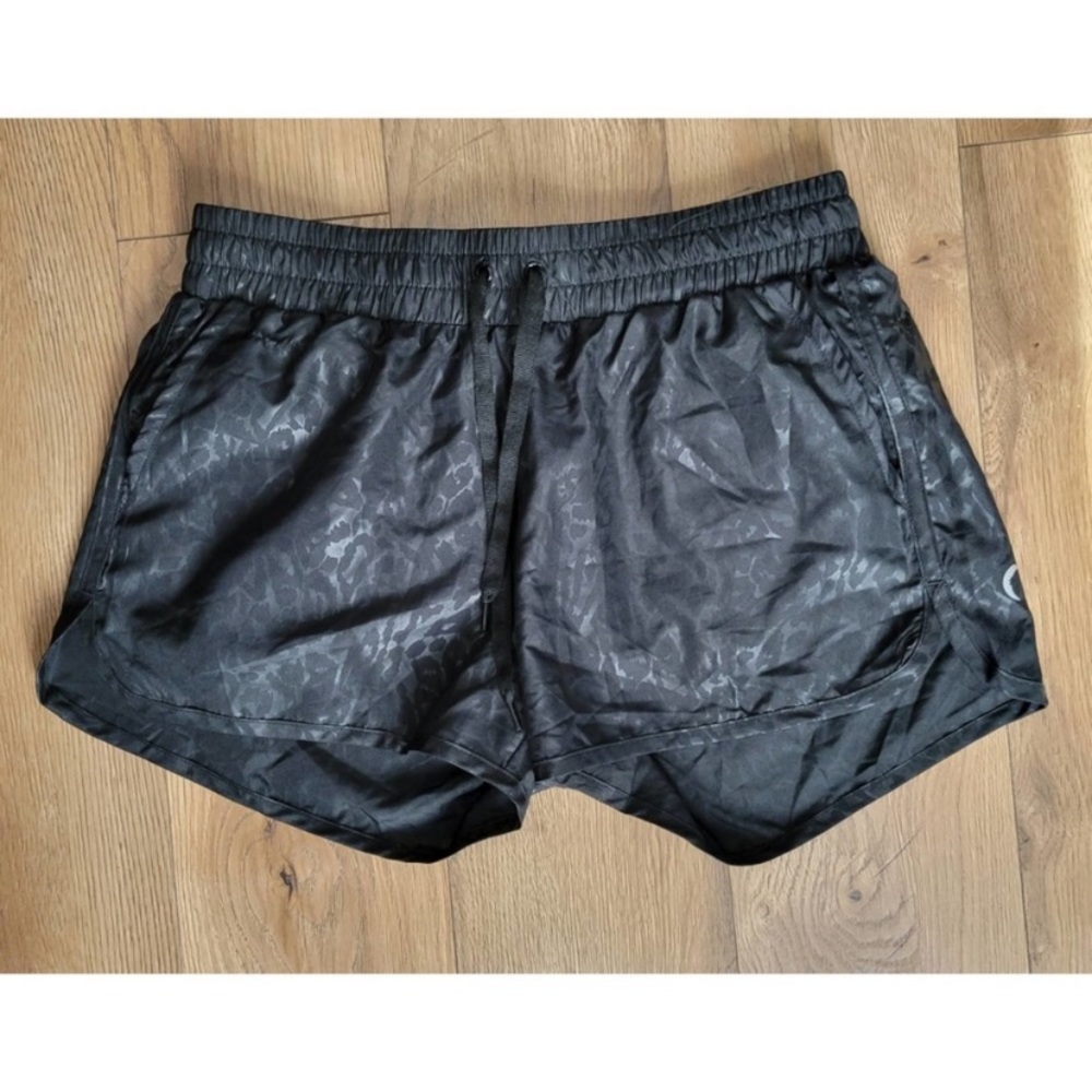 Zyia leopard print bomber shorts size large